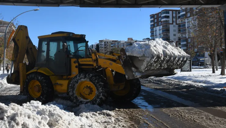 Siverek’te Kar Kütleleri Kamyonlarla Şehir Dışına Taşınıyor