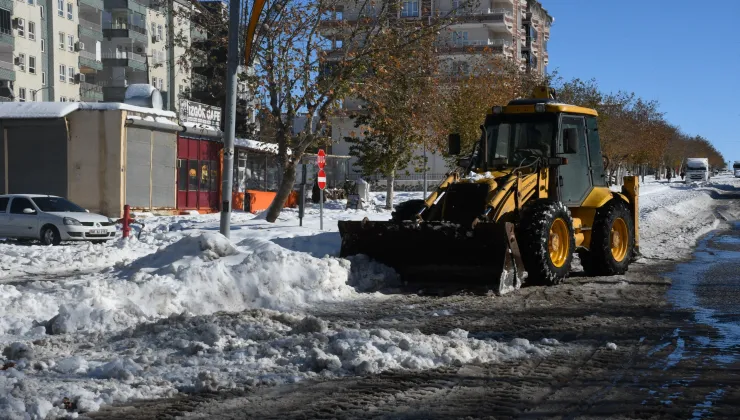 Siverek’te Kar Kütleleri Kamyonlarla Şehir Dışına Taşınıyor 16 IMG 20260102 WA0031