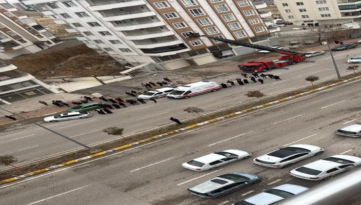 İSTİNAT DUVARI ÇÖKTÜ, BİNADA MAHSUR KALANLAR TAHLİYE EDİLDİ